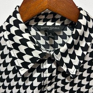 Banana Republic Black and White Geometric women’s blouse